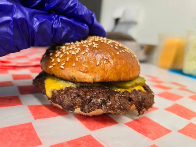 Co to smash burger i dlaczego warto go spróbować w domu Co to smash burger i dlaczego warto go spróbować w domu