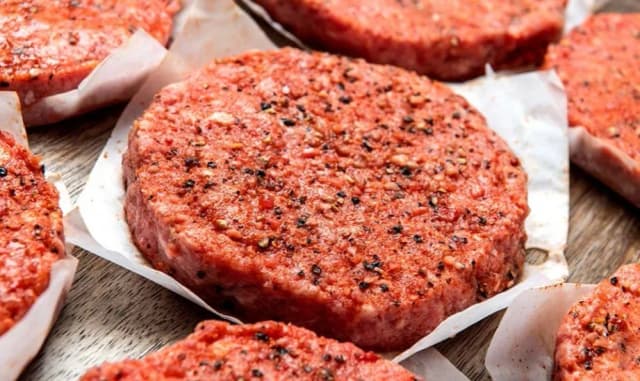 Jak smażyć burgery wołowe, aby były soczyste i pełne smaku Jak smażyć burgery wołowe, aby były soczyste i pełne smaku