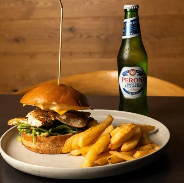 Ile kcal ma burger z kurczakiem? Zaskakujące różnice w kaloriach Ile kcal ma burger z kurczakiem? Zaskakujące różnice w kaloriach