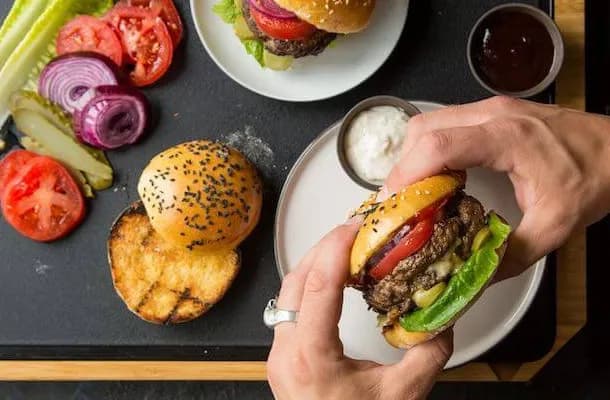 Jak przyprawić mięso wołowe na burgery, by zachwycić smakiem Jak przyprawić mięso wołowe na burgery, by zachwycić smakiem