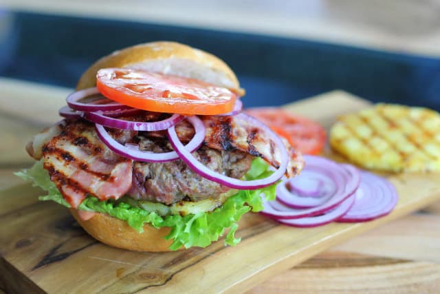 Co do hamburgera? Odkryj najlepsze dodatki, które zaskoczą smak Co do hamburgera? Odkryj najlepsze dodatki, które zaskoczą smak