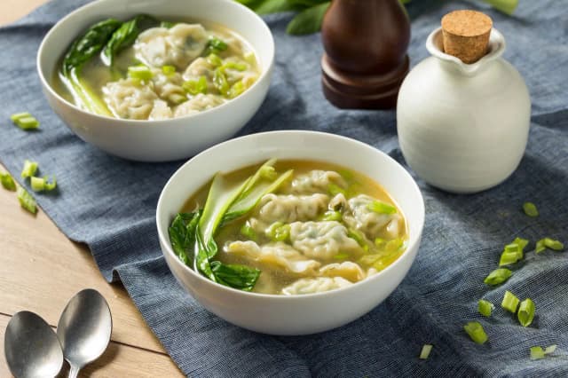 Zupa wonton co to? Odkryj sekrety smaku i tradycji tej zupy Zupa wonton co to? Odkryj sekrety smaku i tradycji tej zupy
