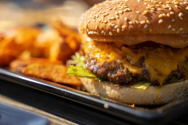 Jak składać burgera, by uniknąć błędów i cieszyć się smakiem Jak składać burgera, by uniknąć błędów i cieszyć się smakiem