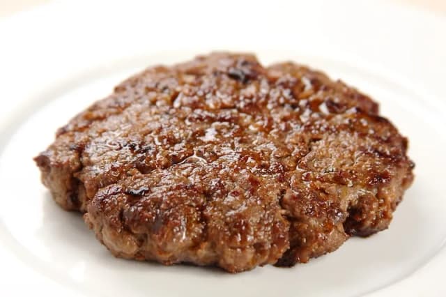 Jak przygotować mięso na hamburgery, aby zaskoczyć smakami Jak przygotować mięso na hamburgery, aby zaskoczyć smakami