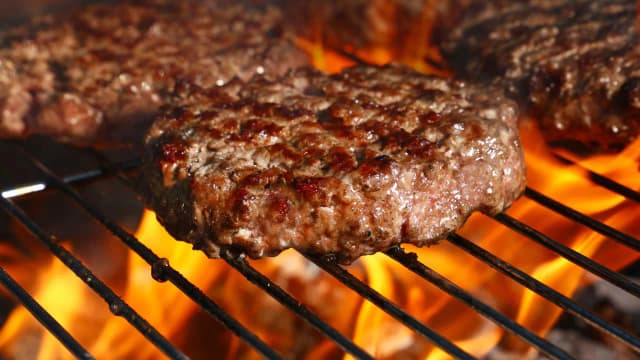 Jak smażyć burger wołowy, aby był soczysty i idealnie przyprawiony Jak smażyć burger wołowy, aby był soczysty i idealnie przyprawiony