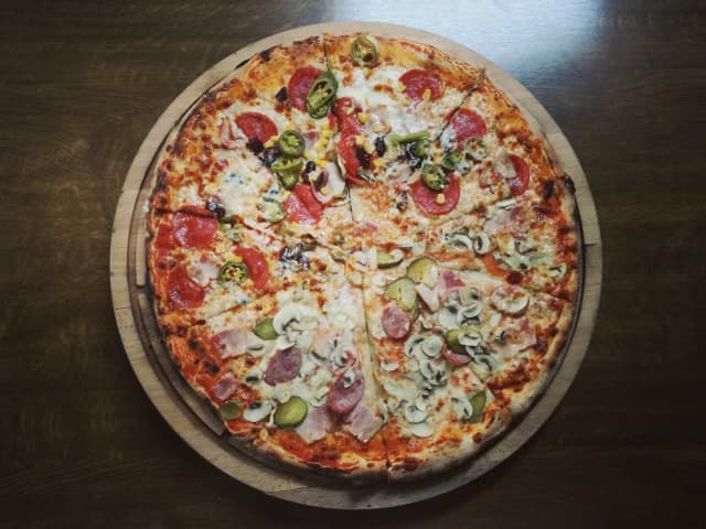 Ile kalorii ma pizza 30 cm? Zaskakujące różnice w kaloryczności Ile kalorii ma pizza 30 cm? Zaskakujące różnice w kaloryczności