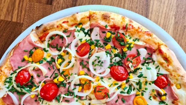 Ile osób zje pizzę 50 cm? Sprawdź, jak dobrze ją podać Ile osób zje pizzę 50 cm? Sprawdź, jak dobrze ją podać