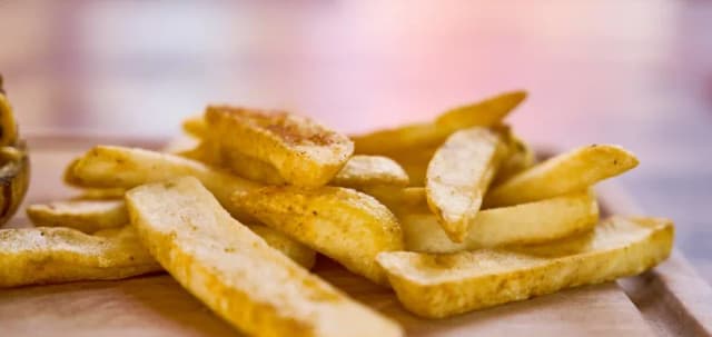 Jak upiec frytki, aby były chrupiące i smaczne – sprawdzone sposoby Jak upiec frytki, aby były chrupiące i smaczne – sprawdzone sposoby